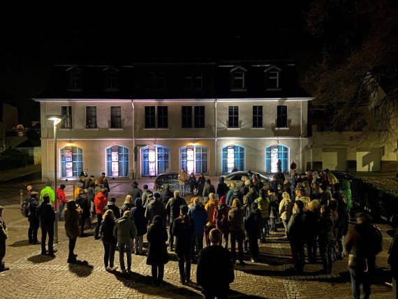 9. November 2023: Gang zu historischen Orten in Friedberg im Gedenken an die Pogromnacht - Station am Wetterau-Museum (Foto: Lukas Hölzinger)